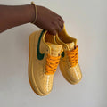 Nike Air Force 1 Low jaune avec swoosh vert et lacets orange